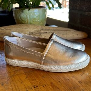 ABEO Isle metallic gold leather slip on espadrille comfort flat. Size 8